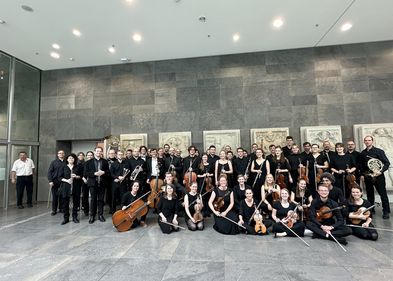 Gruppenfoto der Alumni des Leipziger Universitätsorchesters im Foyer des Augusteums